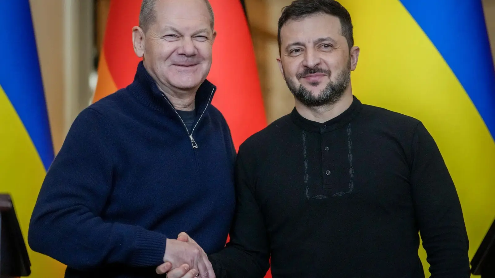 Telefonat zum Ende seiner Amtszeit: Der scheidende Bundeskanzler hat den ukrainischen Präsidenten Selenskyj angerufen.  (Foto: Kay Nietfeld/dpa)