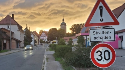 Auch nach der Beseitigung der Straßenschäden ist auf der Nürnberger Straße in Markt Erlbach künftig Tempo 30 einzuhalten. Das gilt auch für Durchfahrt im Ortsteil Linden, solange dort der Straßenzustand so schlecht ist. (Foto: Ulli Ganter)