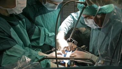 In Deutschland warten über 8.000 Menschen auf eine Organspende, vielfach schon seit Jahren. (Foto: Jan-Peter Kasper/dpa-Zentralbild/dpa)