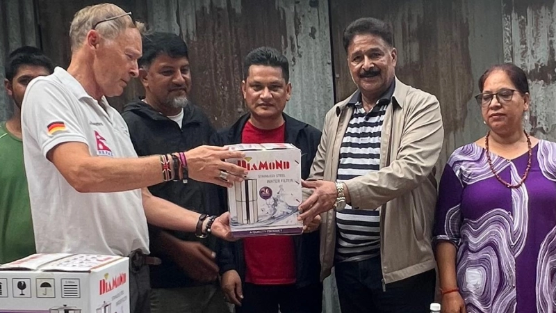 Pfarrer Johannes Matthias Roth (links) engagiert sich nach der Flutkatastrophe in Nepal vor Ort. (Foto: privat)