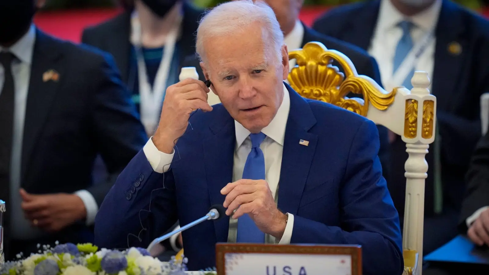 Joe Biden setzt seinen Kopfhörer ein. (Foto: Vincent Thian/AP/dpa)