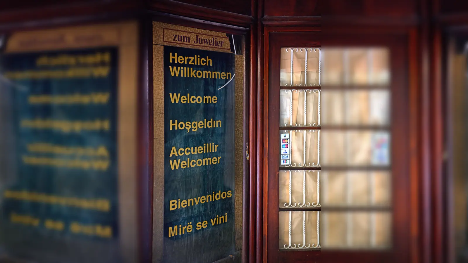 Wenig einladendes Entree: Auch dieser Eingangsbereich ist aus der Zeit gefallen. (Foto: Alina Bogner)