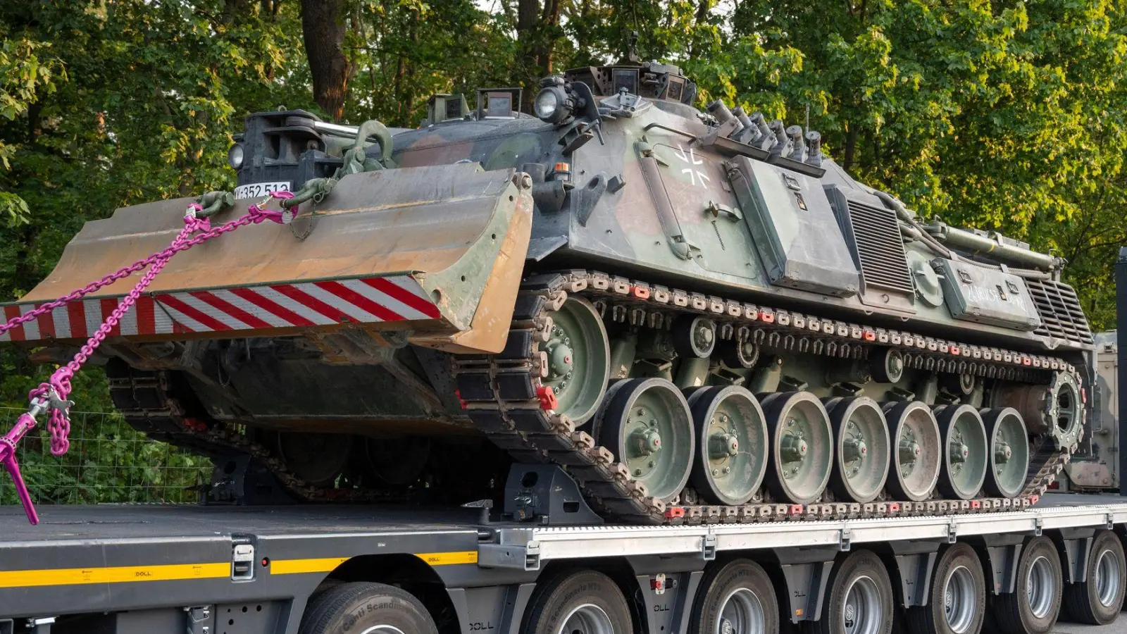 Auf der Ladefläche des gestoppten Lkws stand ein Dachs-Pionierpanzer - ob es sich um einen Bundeswehr-Transport handelte, ist unklar. (Symbolbild) (Foto: Christophe Gateau/dpa)