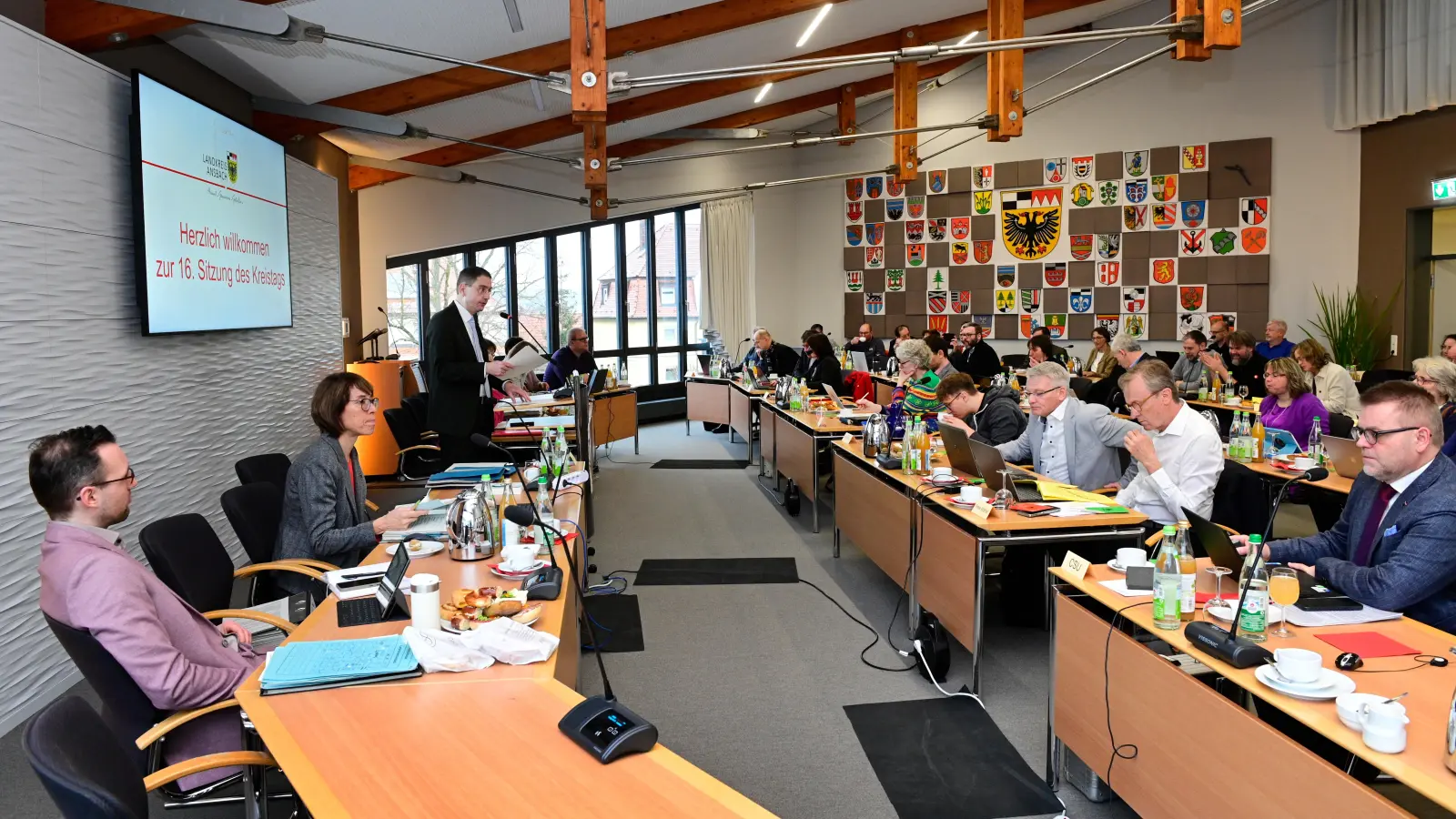 Im großen Sitzungssaal des Landratsamtes in Ansbach diskutierte der Kreistag über den Haushalt des Landkreises für das laufende Jahr. (Foto: Jim Albright)