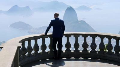Prinz William schaut von einem Aussichtspunkt an der Christusstatue auf dem Berg Corcovado in Rio de Janeiro auf den Zuckerhut. (Foto: Chris Jackson/PA Wire/dpa)