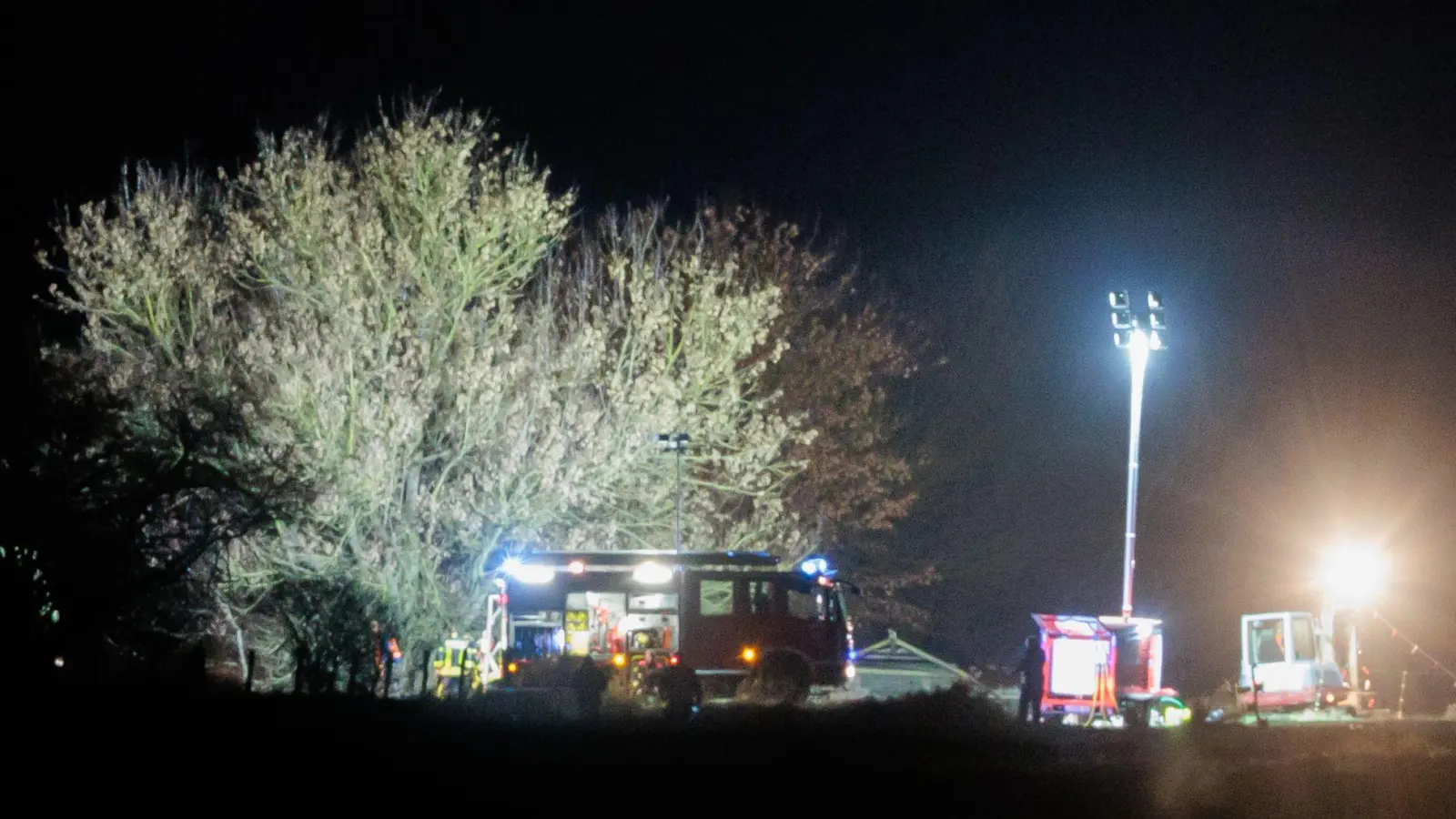 Die Feuerwehr war bis in die Nacht im Einsatz. (Foto: Carsten Koall/dpa)