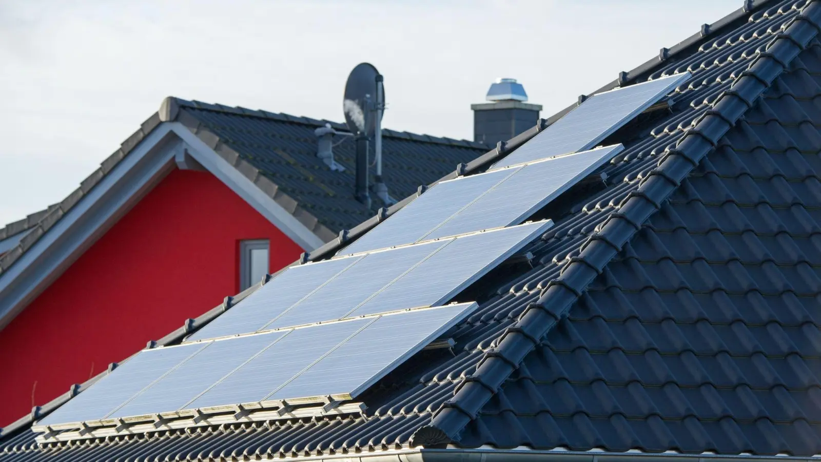 In Baden-Württemberg seit 1. Mai bei Neubauten Pflicht: die Installation einer Solaranlage. (Foto: Andrea Warnecke/dpa-tmn)