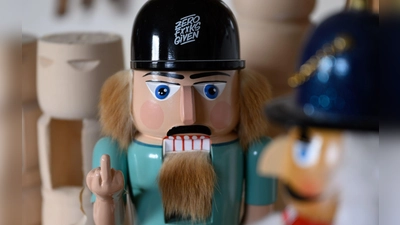 Echt erzgebirgischer Nussknacker vs. Importmodell. Das Kunsthandwerk im Erzgebirge setzt sich gegen Kopien aus dem Ausland zur Wehr. Auch vor Gericht. (Foto: Hendrik Schmidt/dpa)