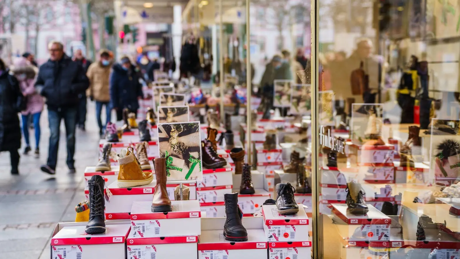 Im vergangenen Jahr musste etwa jedes zehnte Schuhgeschäft schließen. Die Branche schaut skeptisch in die Zukunft. (Foto: Andreas Arnold/dpa/Archiv)