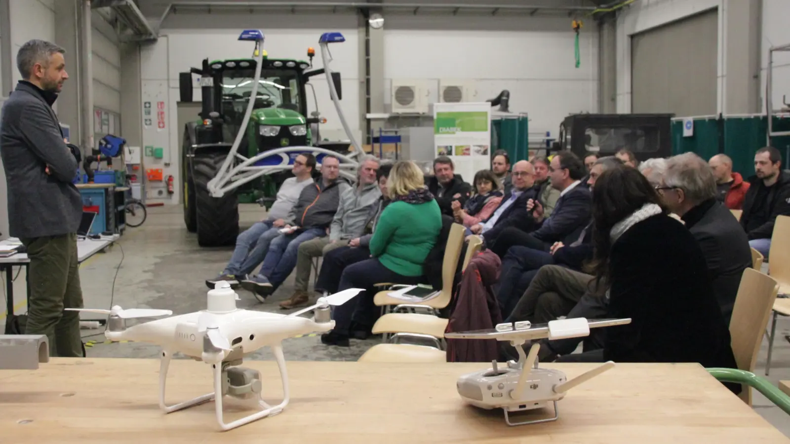 Hightech auf dem Land: Aus den früheren Glaswerken Arnold ist der Innovationscampus geworden. Dort haben sich die Triesdorfer Hochschule, das Fraunhofer-Institut und der Landkreis Ansbach mit seinem Gründerzentrum angesiedelt. (Foto: Robert Maurer)