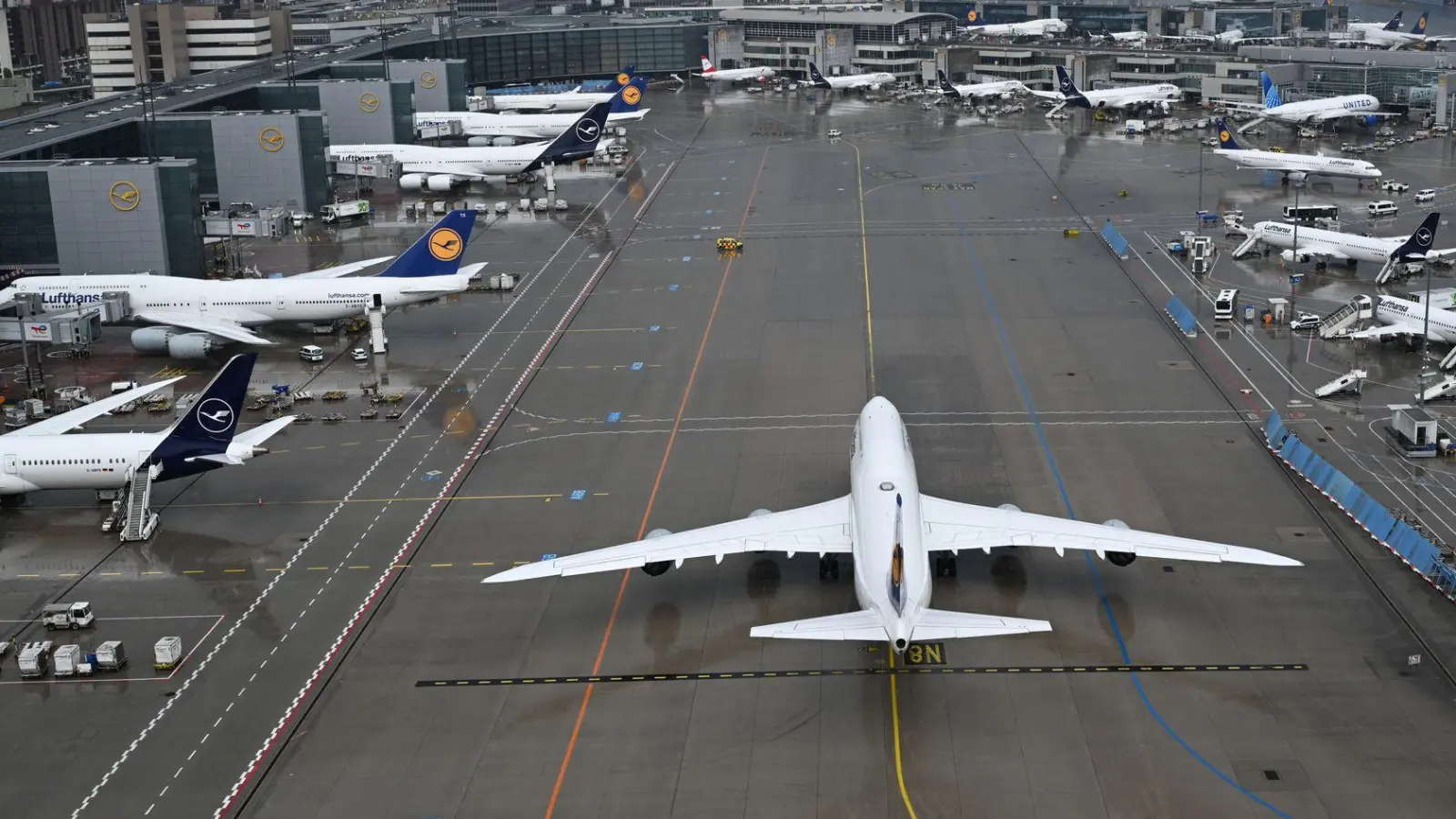 Funktioniert die Flugsicherung nicht, müssen die Flugzeuge am Boden bleiben. (Foto: Arne Dedert/dpa)