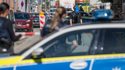 Noch sind viele Fragen zur Brandattacke auf einer Baustelle in München offen.  (Foto: Peter Kneffel/dpa)