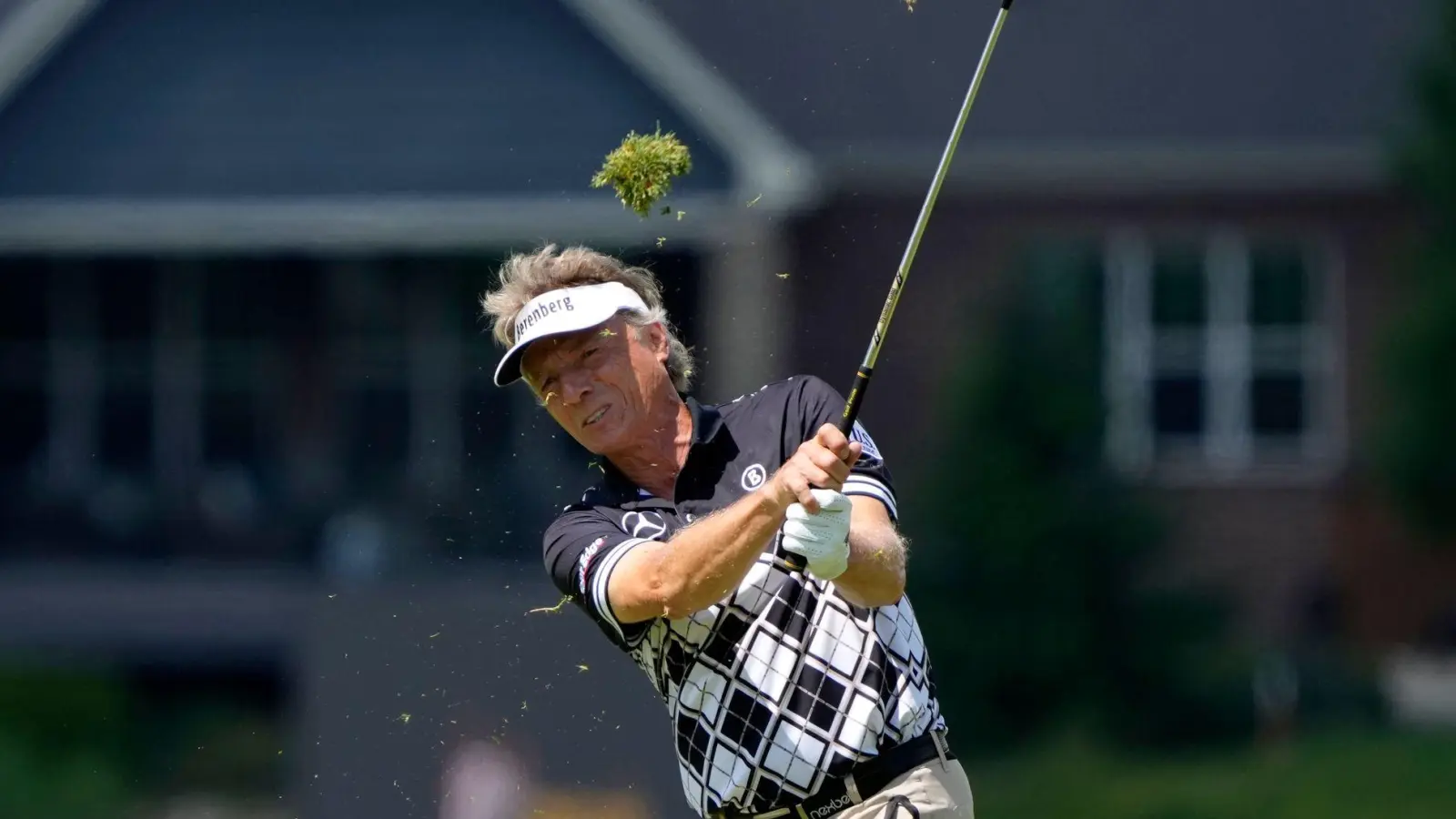 Bernhard Langer kämpft in München mit einem Schlafdefizit. (Foto: Charlie Neibergall/AP/dpa)