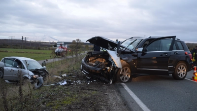 Bei dem Frontalzusammenstoß wurde ein 56-Jähriger in dem grauen Wagen, der von der Straße geschleudert wurde, schwer verletzt.  (Foto: Johannes Zimmermann )