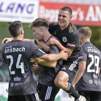 Jubel bei der SpVgg Ansbach: Hier freuen sich (von links) Ben Müller, Torschütze Matthias Hahn und Mirko Puscher über den Treffer zum 2:2. (Foto: Martin Rügner)