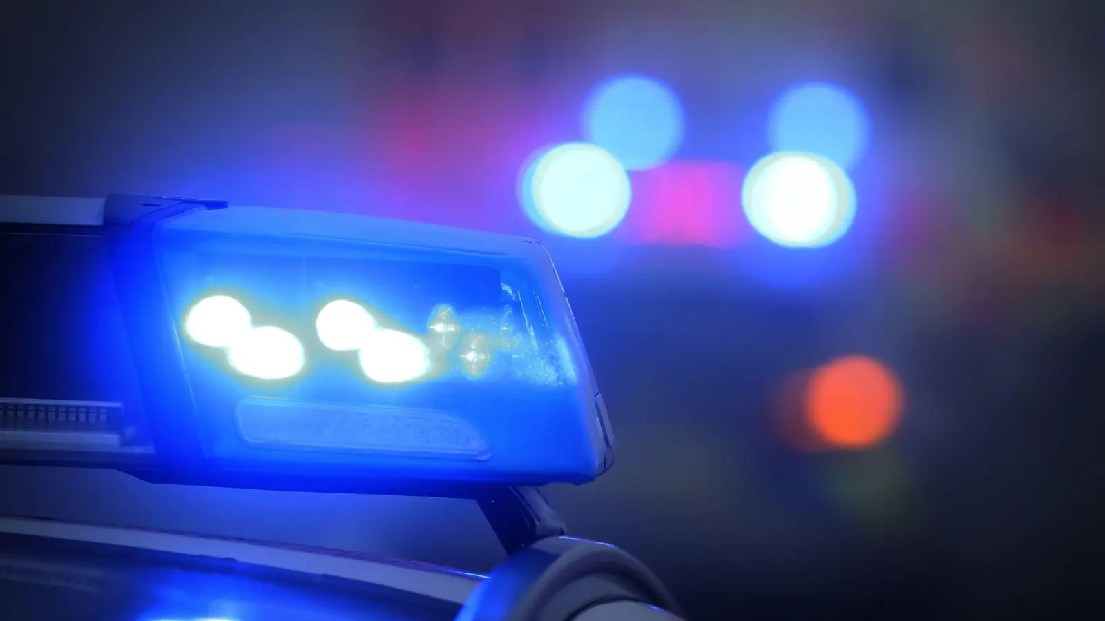 Nach Schüssen auf eine Bar in Augsburg sucht die Kripo nach den unbekannten Tätern. Verletzt wurde bei dem Anschlag niemand. (Illustration) (Foto: Karl-Josef Hildenbrand/dpa)