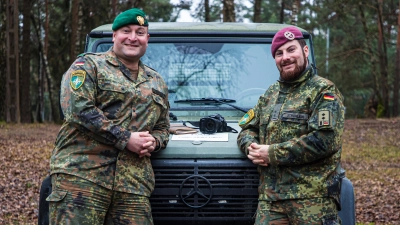 Thomas Schulze (links) und Frederik Ströhlein wirken über Weihnachten als Bundeswehr-Presseoffiziere in Litauen. (Foto: Bundeswehr/Aljosa Berjan)