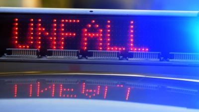 Ein 24-Jähriger kam mit seinem Motorrad in einer leichten Kurve von der Straße ab. (Symbolbild) (Foto: Stefan Puchner/dpa)