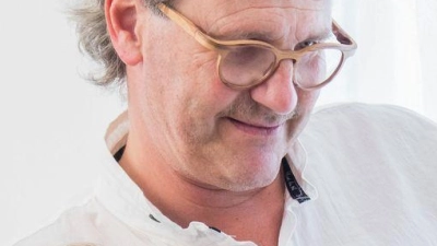 Keine ganz einfache Entscheidung, wenn die Lebensversicherung fällig wird: Soll sie als Einmalzahlung oder lebenslange Rente fließen? (Foto: Christin Klose/dpa-tmn)