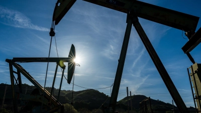 Mit den Kämpfen im Nahen Osten sind die Rohölpreise über die Marke von 100 Dollar je Fass geklettert (Archivbild) (Foto: Nic Coury/AP/dpa)