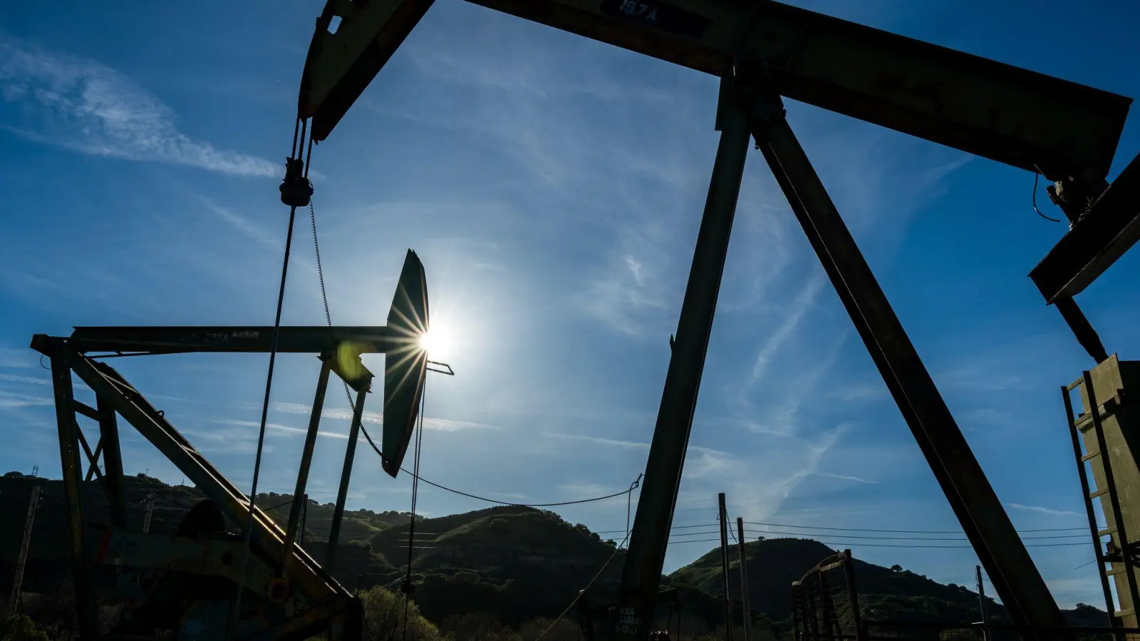 Mit den Kämpfen im Nahen Osten sind die Rohölpreise über die Marke von 100 Dollar je Fass geklettert (Archivbild) (Foto: Nic Coury/AP/dpa)