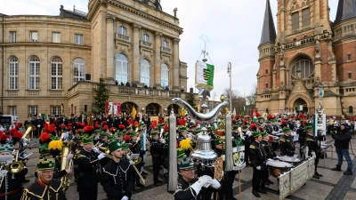 Eine Bergparade läutet in Chemnitz das Kulturhauptstadt-Finale ein.  (Foto: Hendrik Schmidt/dpa)
