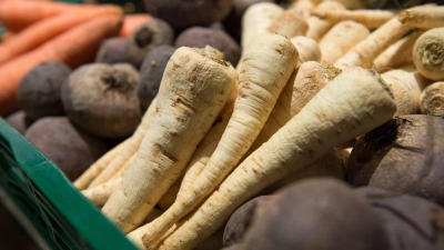 Wurzelpetersilie muss in der Regel nicht geschält werden – gründliches Abwaschen genügt meistens. (Foto: Andrea Warnecke/dpa-tmn)