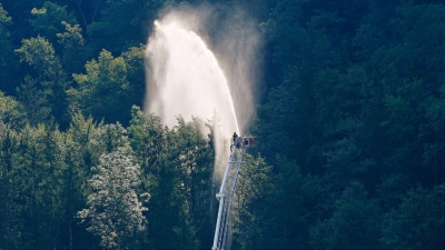 Feuerwehrleute im Einsatz in den Chiemgauer Alpen. (Foto: Uwe Lein/dpa)