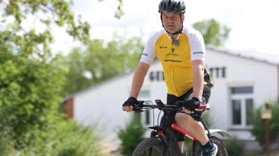 Sven Schulze strampelt, damit er auch bei der nächsten Tour als Ministerpräsident dabei ist. (Foto: Matthias Bein/dpa)