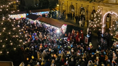 Der Platz vor dem Rathaus war voll, als die Kinder mit ihren Laternen eintrafen. Das Reiterle verzichtete bei seiner Ankunft daher auf das angestammte Pferd. (Foto: Margit Schwandt)
