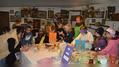 Tasten, schnuppern, schmecken, riechen: Auf dem Hof von Anita Ramming lernten die Kinder der Klasse 3b aus der Grundschule Scheinfeld jede Menge auf höchst unterhaltsame Art. (Foto: Martina Hinkelmann)