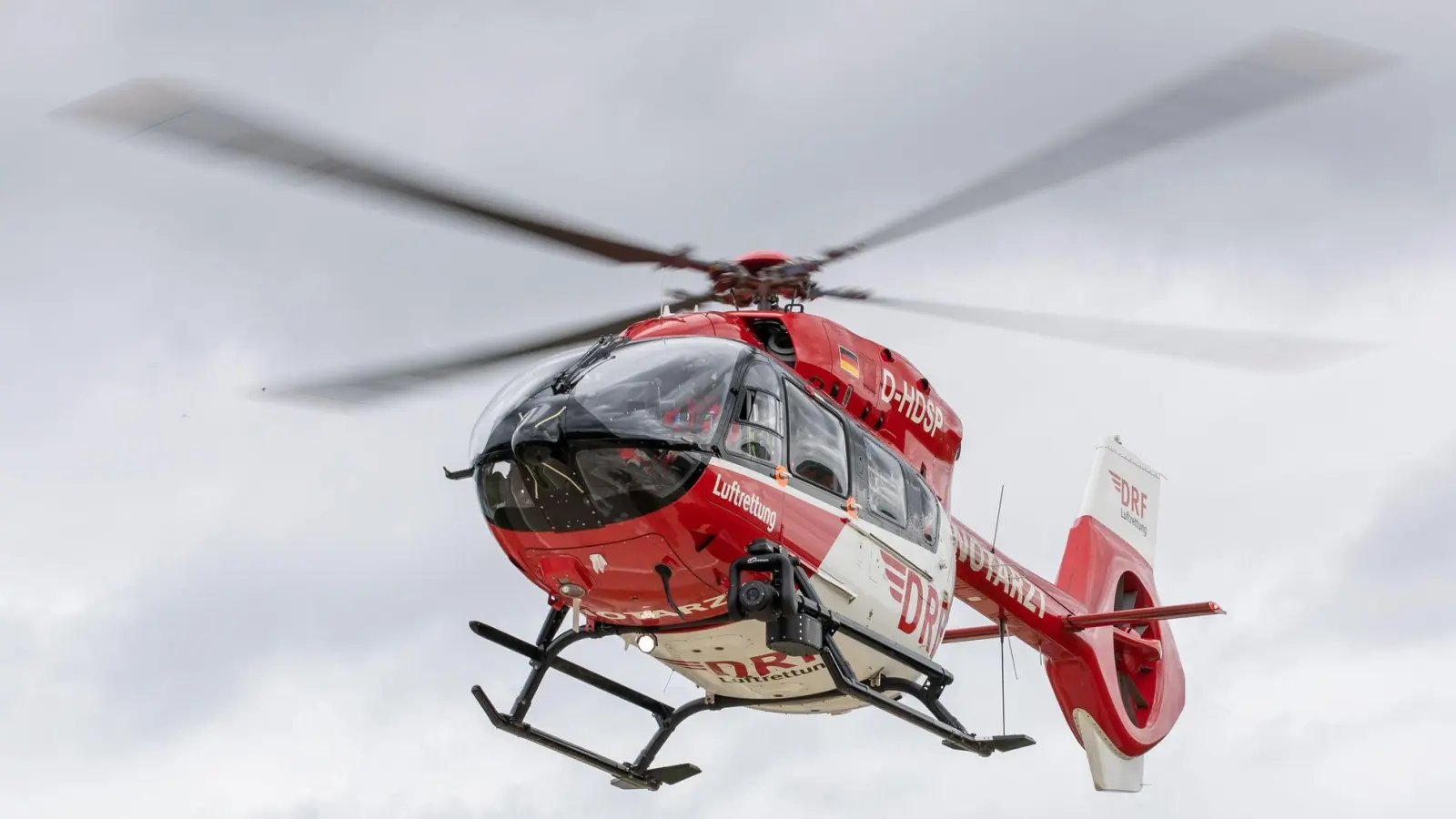 Mit einem Hubschrauber kam eine 77-Jährige nach einem Unfall mit einem Lkw in eine Klinik. (Symbolbild) (Foto: Daniel Karmann/dpa)