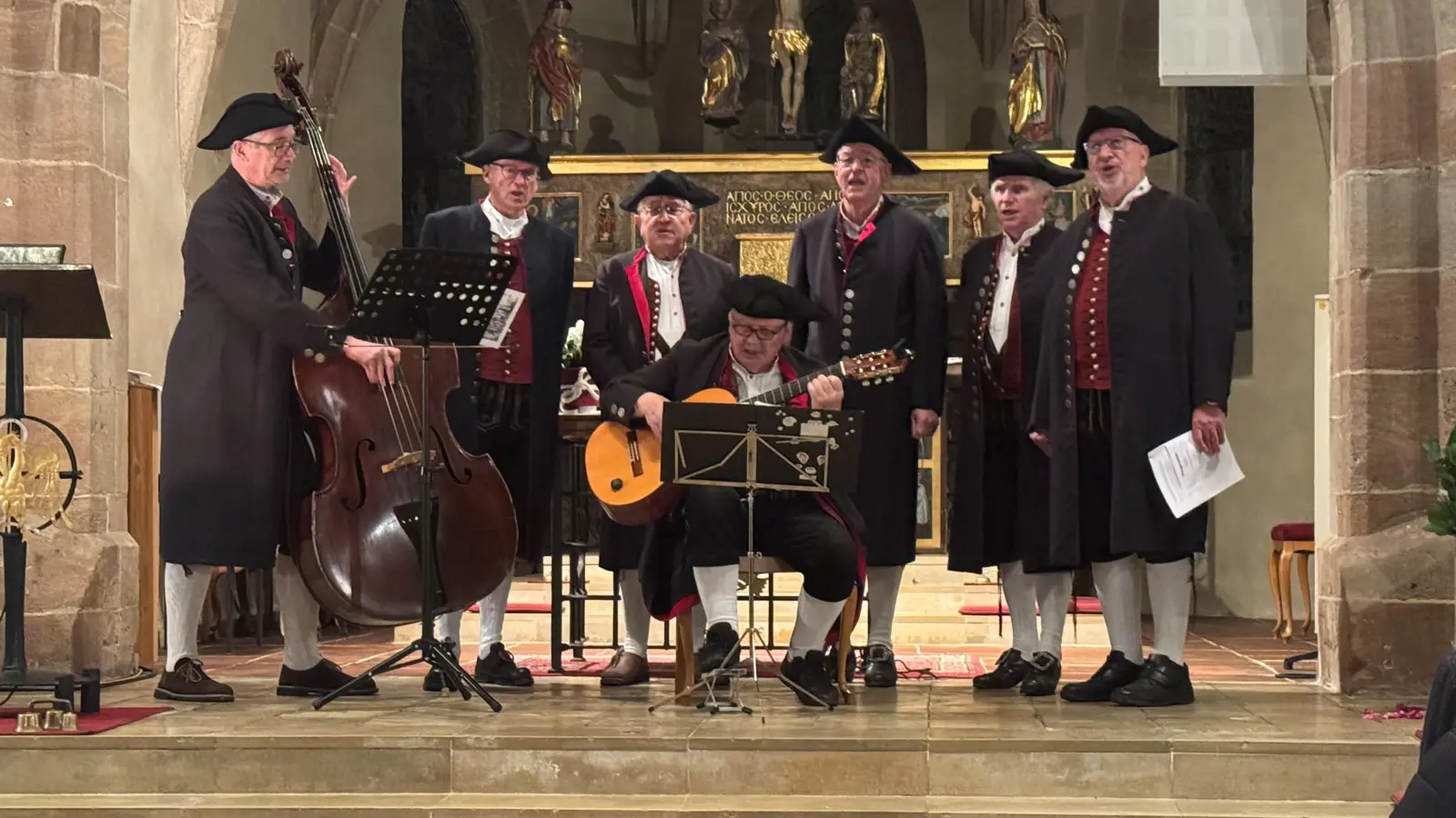 Sie vereinen fränkische Lebensfreude und christliche Besinnlichkeit: die Dürrwanger Harles-Sänger. Am Sonntag verabschieden sie sich mit einem Benefizkonzert im Dinkelsbühler Münster St. Georg von der Volksmusikbühne (von links): Johannes Puff, Franz Lechner, Adam Marx, Ernst Meyer, Dieter Schiebel, Werner Schineis und Hans Schmutterer. (Foto: Stefan Baumgärtner)