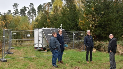 Diese Messstation erfasst die Windverhältnisse am Dengert mit modernster Laser-Technik: Die Funktionsweise erklärte Felix zu Ortenburg (Zweiter von links) Bürgermeister Patrick Ruh (Zweiter von rechts), Technischem Werkeleiter Lothar Beckler (rechts) und dessen Mitarbeiter Oliver Gleiß (links). (Foto: Stadt Feuchtwangen/Rebecca Weber)