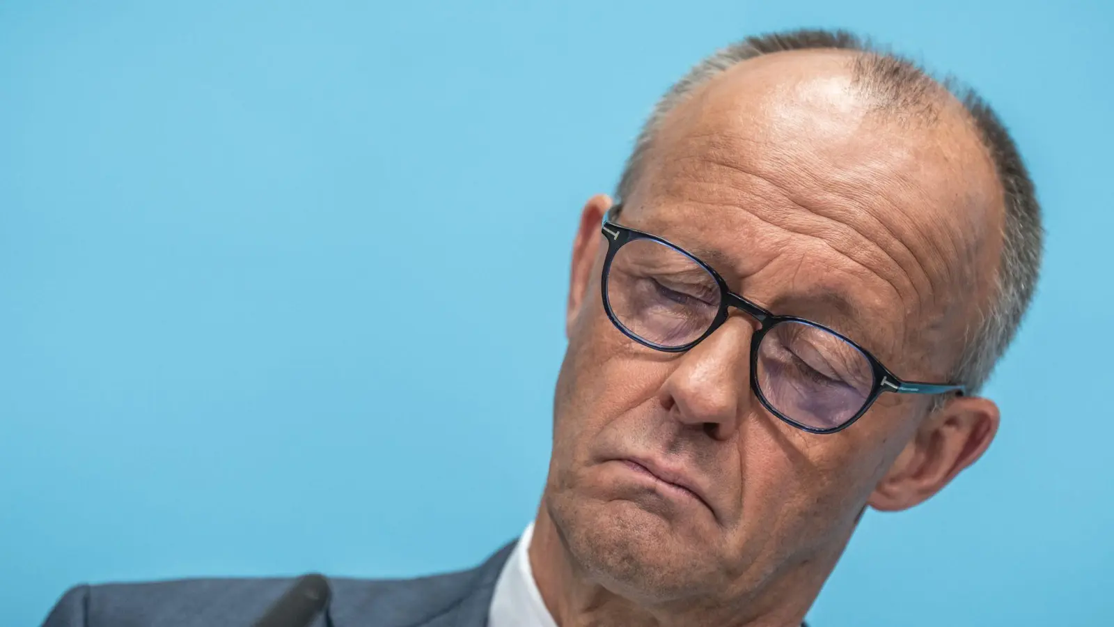 Merz gibt sich nach dem Wahldebakel erschüttert und selbstkritisch. (Foto: Michael Kappeler/dpa)