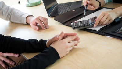 Beim Kauf eines Finanzprodukts zahlen Sparer oft eine Provision an den Berater. Eine Alternative ist die Honorarberatung. Hier bezahlt der Kunde für die Beratungsleistung an sich. (Foto: Christin Klose/dpa-tmn)