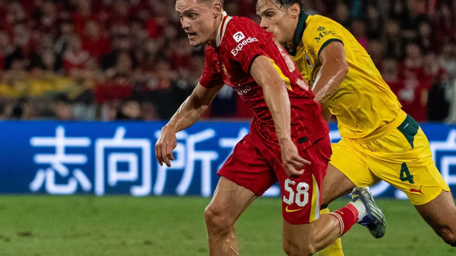 Florian Wirtz (l.) wechselte diesen Sommer von Bayer Leverkusen zum FC Liverpool. (Foto: Chan Long Hei/AP/dpa)
