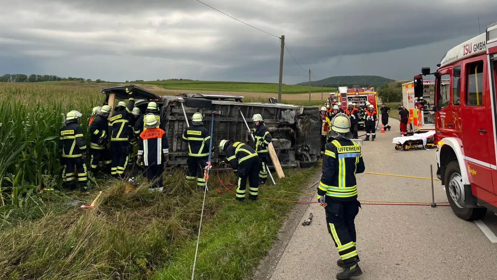 Das Fahrzeug kam von der Fahrbahn ab und kippte auf die Seite. (Foto: Feuerwehr Uffenheim)