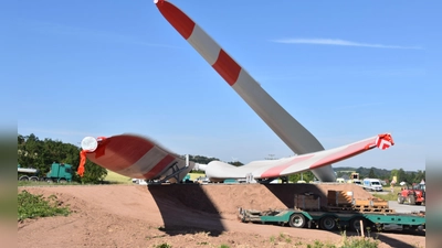 Die Errichtung von Windrädern ist in vielerlei Hinsicht eine Herausforderung, nicht nur was den Transport der zig Meter langen Rotorblätter betrifft. Vier Steigerwald-Gemeinden wollen nun durch eine Kooperation unter anderem den planerischen Teil verschlanken. (Foto: Andreas Reum)