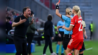 Wegen seiner Roten Karte im Rückspiel der Bayern-Frauen in Barcelona gesperrt: Trainer José Barcala (l.). (Archivbild) (Foto: Sven Hoppe/dpa)