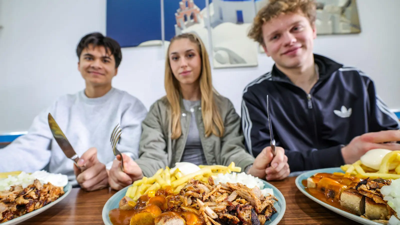 Beliebt auch bei Schülern und Studenten: Der „Taxi-Teller“ ist im Trend. (Foto: Christoph Reichwein/dpa)