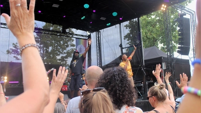 Die New Yorker Band Gangstagrass setzte politische Statements – und studierte mit dem Publikum eine kleine Choreografie ein. (Foto: Annika Meder)