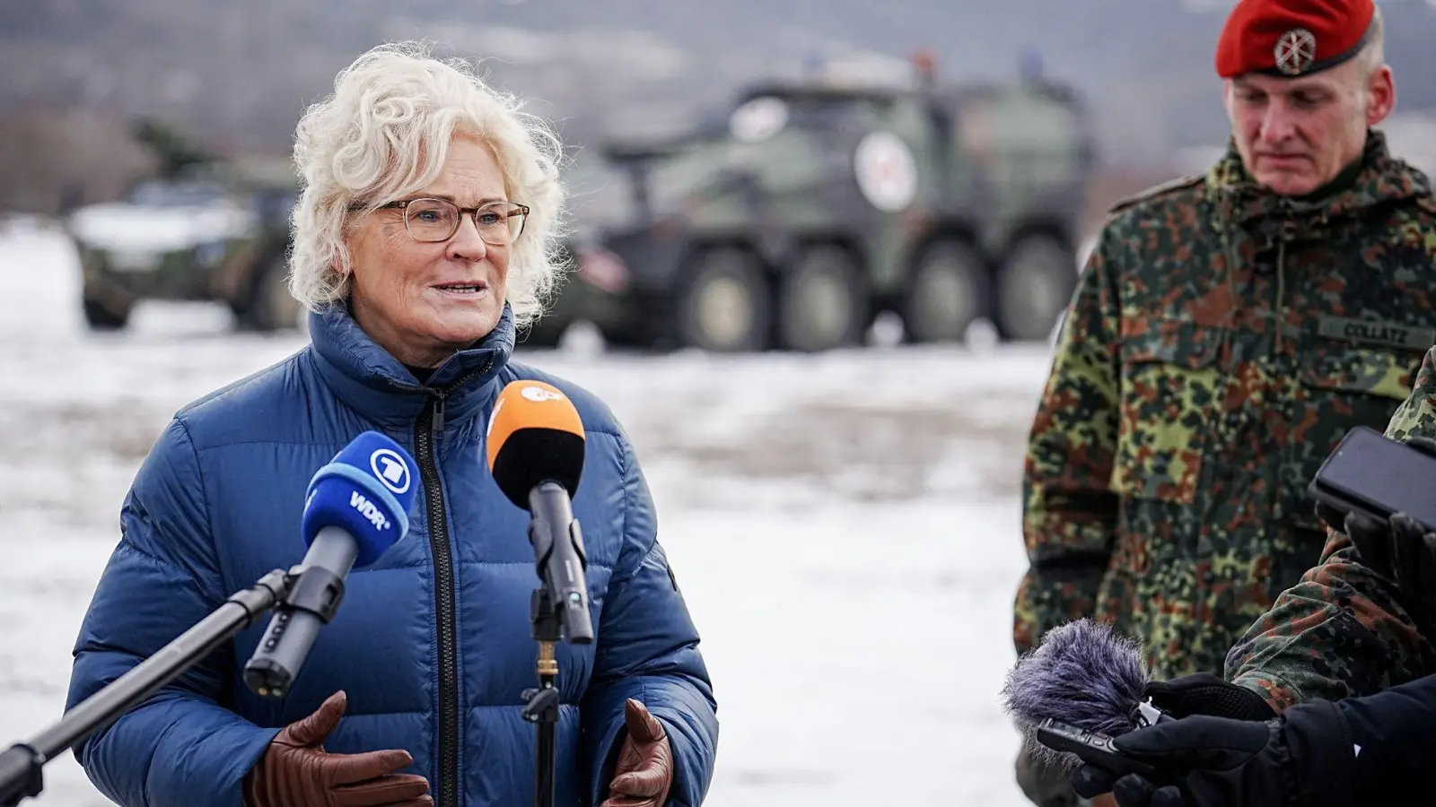 Christine Lambrecht (l.) während ihres  Besuchs bei den in der Slowakei stationierten deutschen Bundeswehrsoldaten in Lest (Gebirgsjäger). (Foto: Kay Nietfeld/dpa)