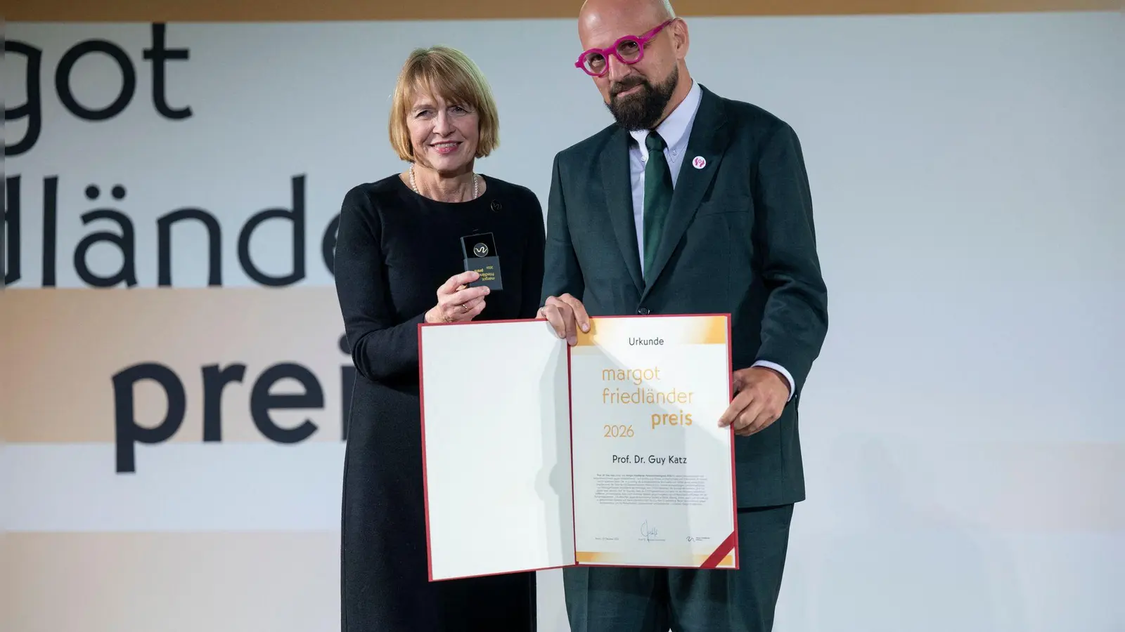 Juryvorsitzende Elke Büdenbender überreicht den Margot Friedländer Preis 2026 an den Münchner Hochschullehrer Guy Katz. (Foto: Christophe Gateau/dpa)