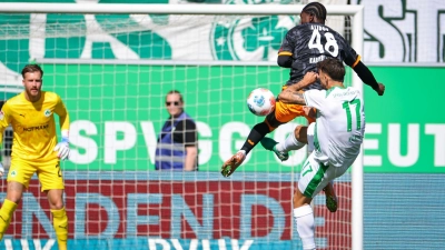 Nach wenigen Sekunden beging Fürths Noah König ein Foul. (Foto: Daniel Karmann/dpa)