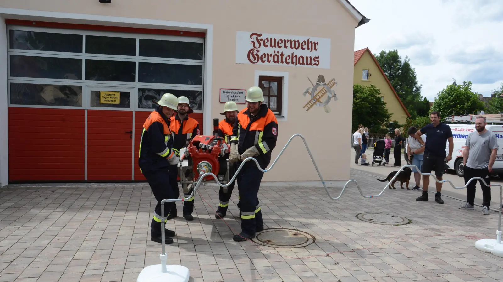 Ein Team der Feuerwehr Reichenbach testete schon einmal eines der Spiele der Feuerwehr-Olympiade am kommenden Sonntag (Foto: Peter Tippl)