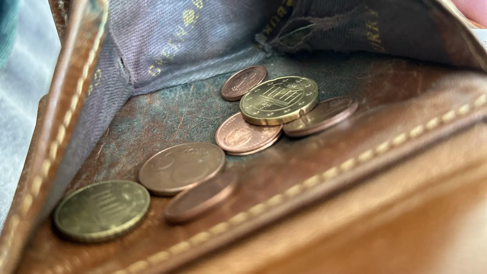 Im Geldbeutel des Landkreises Ansbach herrscht wie in den meisten öffentlichen Haushalten zunehmend Ebbe. Die Fraktionen im Kreistag ringen um die beste Lösung, um die Finanzlücke zu schließen.  (Foto: Susanne Pfahler)