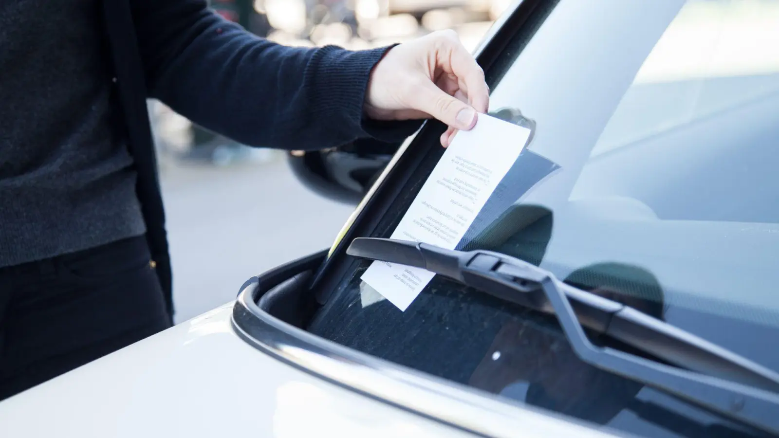 Betreiber dürfen unberechtigtes Parken verhindern, müssen ihre Regeln jedoch klar, gut sichtbar und verständlich bereits bei der Einfahrt darstellen. (Foto: Christin Klose/dpa-tmn)