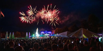 Trotz nicht ganz optimalen Wetters lockte das Kirchweih-Feuerwerk am Mittwochabend eine riesige Publikumsschar auf den Neustädter Festplatz. (Foto: Mirko Fryska)