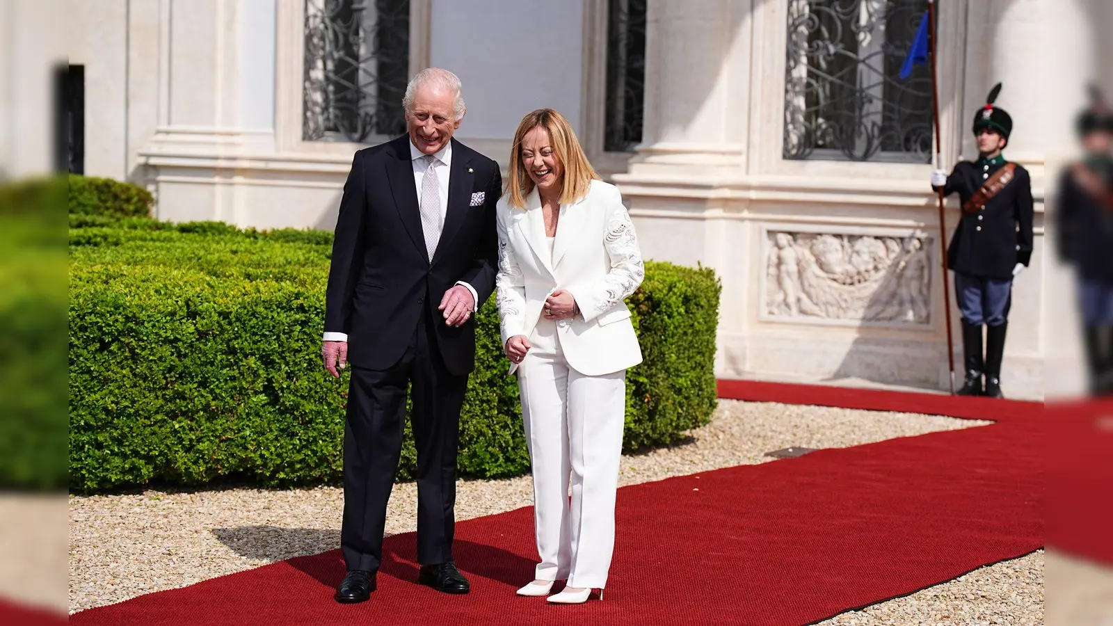 Charles und Italiens Regierungschefin Giorgia Meloni zusammen auf dem roten Teppich. (Foto: Aaron Chown/PA Wire/dpa)